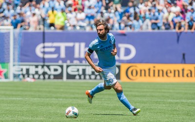 三亿电竞-利瓦科维奇赛后享受荣耀时刻